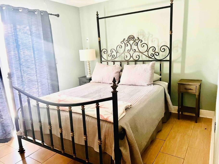 Cozy 2 Bedrooms Home By The Water Cabo Coral Exterior foto
